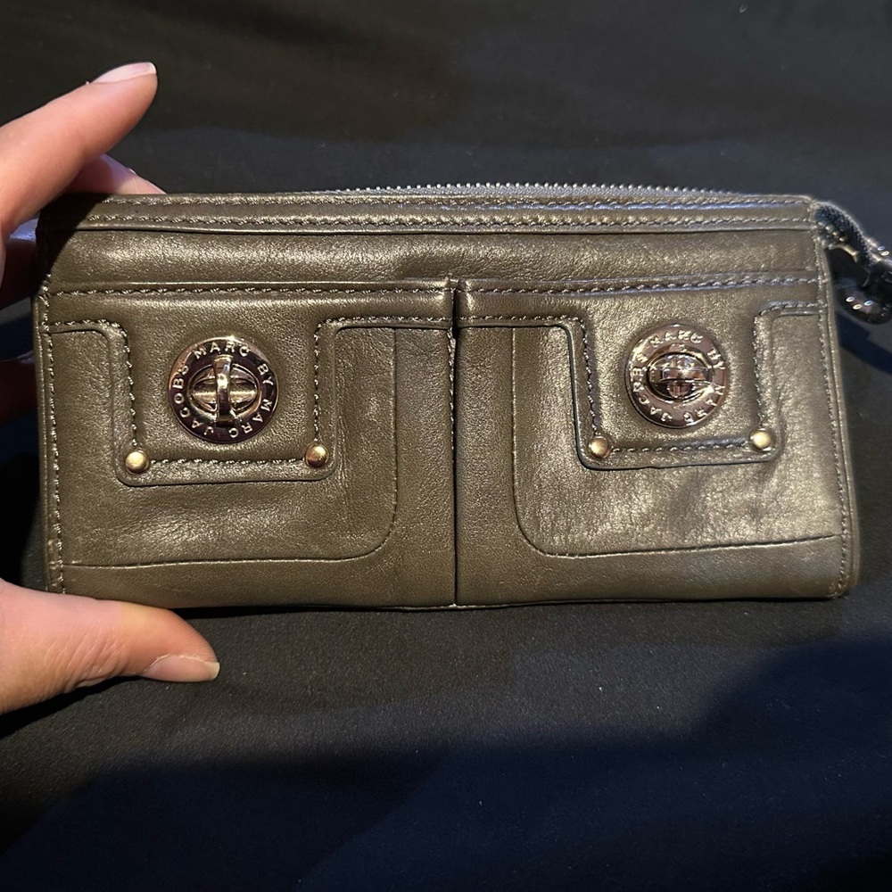 Marc Jacobs Vintage Olive Green Turn Lock Zip Clutch Wallet AUTHENTIC